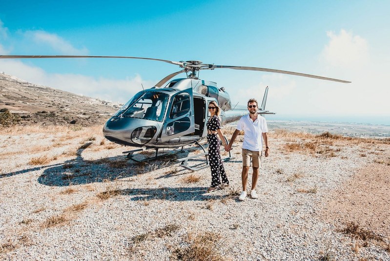 Couple arriving by private helicopter during a Santorini helicopter transfer