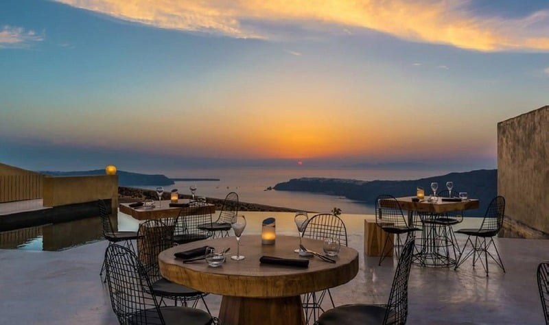 Luxury sunset dinner in Santorini after a private helicopter transfer